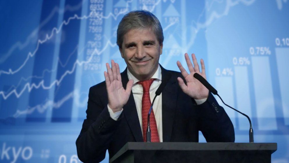 Luis Caputo posterga pagos y suma ingresos de privaizaciones para mantener arriba el superávit a pesar de que recauda menos.
