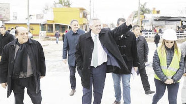 obras. Alberto Fernández, ayer durante una recorrida por trabajos de repavimentación en la localidad bonaerense de Berazategui. Destacó que la economía nacional sigue creciendo de la mano de la obra pública.