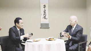GIRA. El presidente de los Estados Unidos, Joe Biden, participa de una ceremonia tradicional del té con el primer ministro de Japón, Fumio Kishida, durante una cena privada en Tokio.