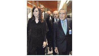 Cristina de Kirchner, ayer, durante la inauguración de la terminal B del aeropuerto de Ezeiza junto a Eduardo Eurnekian, donde halagó el desempeño de los funcionarios de La Cámpora en Aerolíneas Argentinas.