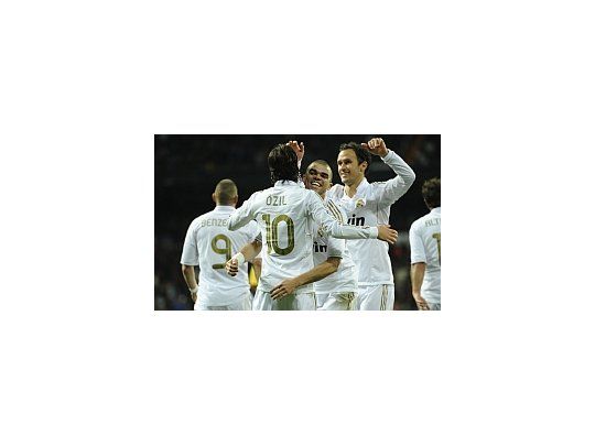 Özil fue una de las figuras y marcó el tercero.