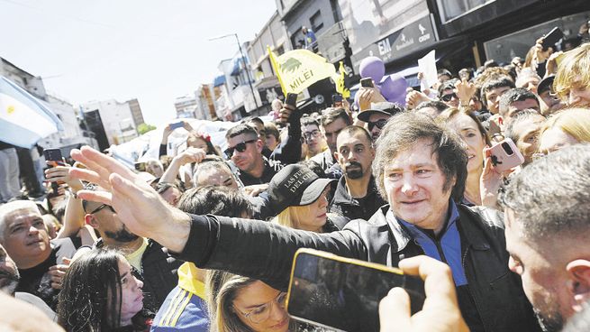tensiones. Milei busca despejar dudas en el núcleo duro de La Libertad Avanza para evitar sangrías de cara al balotaje tras el pacto con Mauricio Macri. Espera cerrar campaña con un acto masivo en Córdoba.