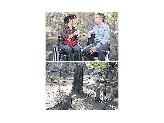 Mauricio Macri junto a Gabriela Michetti, a quien presentó ayer como candidata a vicejefa de Gobierno porteño en la boleta que encabezará el empresario. Trabajadores del Gobierno de la Ciudad, ayer, en el barrio porteño de San Telmo, cercando la plaza en el momento en que Mauricio Macri iba a realizar allí una presentación.El candidato se vio obligado a la incomodidad, fuera del predio.