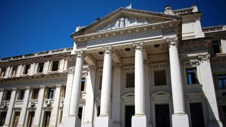 Existe una controversia judicial entre la decisión de los tribunales de Córdoba y una cautelar dictada por la justicia porteña respecto a la situación de la menor.
