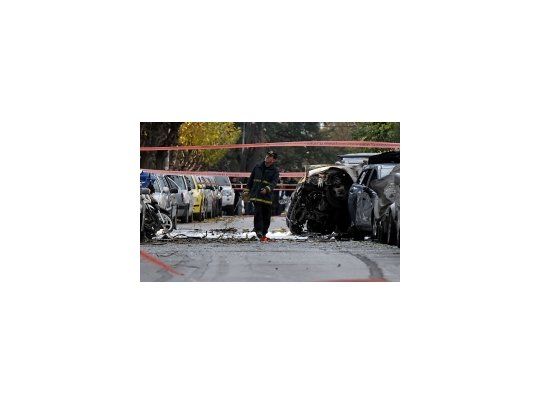 Automóviles estacionados en la zona también resultaron dañados.