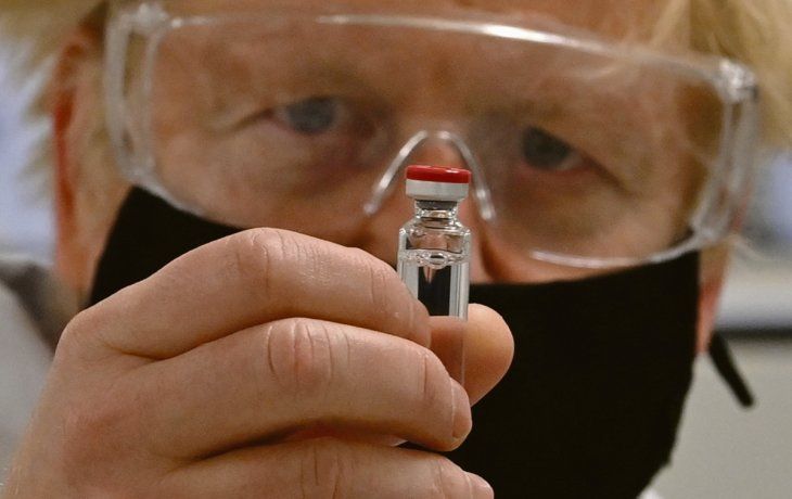 APUESTA. El primer ministro británico, Boris Johnson, considera la vacuna de AstraZeneca y la Universidad de Oxford la principal esperanza para poner bajo control al covid-19.