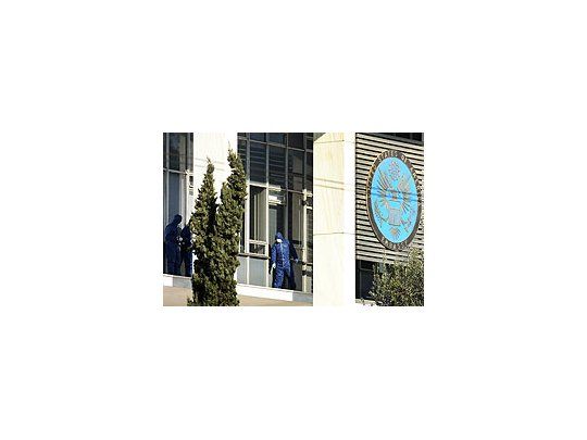 Fuerzas especiales trabajan en el frente de la sede diplomática atacada en Grecia.