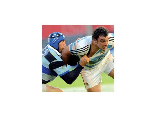 Tironeo. La camiseta de Los Pumas está en el centro de la escena. La pipa reemplazará a las tres tiras.