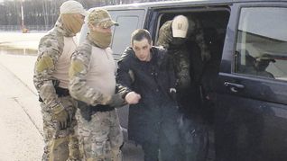 CANJE. El soldado Trevor Reed fue trasladado ayer por personal de seguridad de Rusia para que aborde un vuelo de regreso a EE.UU., en el marco de un intercambio con Washington.