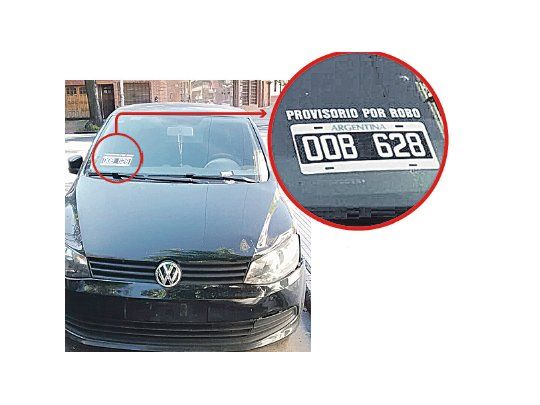 Se ven cada vez más autos sin patentes. Algunos propietarios de vehículos colocan una provisoria y aclaran que fue por robo, como se observa en la foto de la izquierda, tomada en Parque Chacabuco.