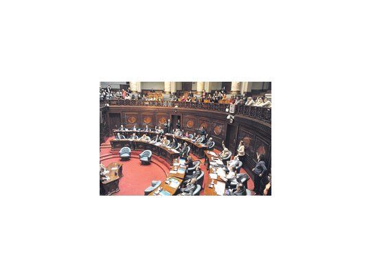 La votación de la despenalización del aborto en el Senado uruguayo fue seguida desde las galerías por militantes antiabortistas y defensores de los derechos de las mujeres. Sectores de la oposición anunciaron que intentarán derogar la ley a través de un referendo.