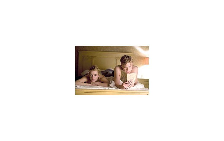ámbito.com | Kate Winslet y David Kross en una escena de «El lector»: el despertar sexual de un adolescente que ignora el pasado nazi de su iniciadora.