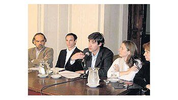 ámbito.com | Los diputados de la Coalición Cívica, Fernando Iglesias, Fernando Sánchez, AdriánPérez y Fernanda Reyes, pidieron retrasar el debate al menos nueve meses.