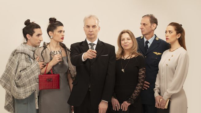 Cristian Sabaz, Graciela Clusó, Laura Accetta, Roberto Caute, Federico Vilaro y Alexandra Bangert protagonizan Más ceniza, de Juan Mayorga. 