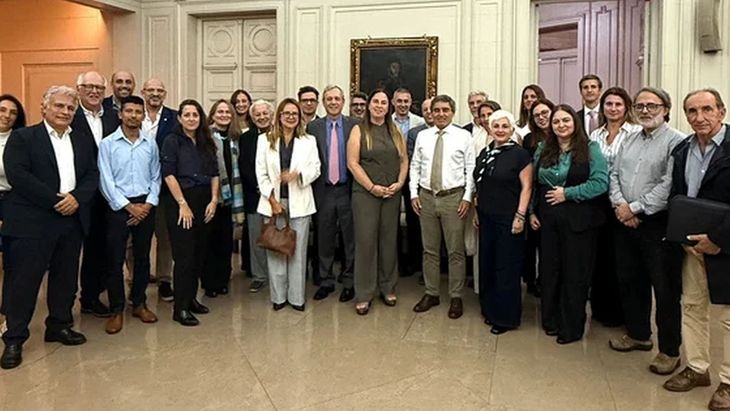 El ministro de Salud, Fernán Quirós, junto a los representantes de CAEMe.