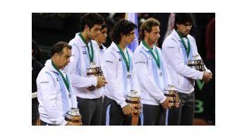 Tristeza. El equipo argentino mira al suelo en la ceremonia de premiación.