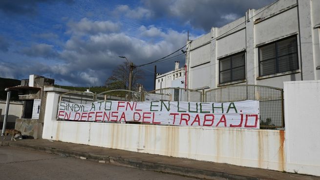 El gobierno busca una solución ante el cierre de la planta de FNC para evitar un paro.