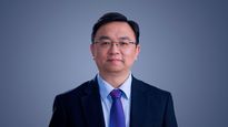 Es uno de los mayores millonarios de China al ser uno de los líderes de la industria automotriz.