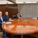 Osvaldo Jaldo, Gustavo Sáenz y Raúl Jalil se reunieron con Luis Caputo y Diego Santilli en el Ministerio de Economía. Osvaldo Jaldo, Gustavo Sáenz y Raúl Jalil se reunieron con Luis Caputo y Diego Santilli en el Ministerio de Economía.