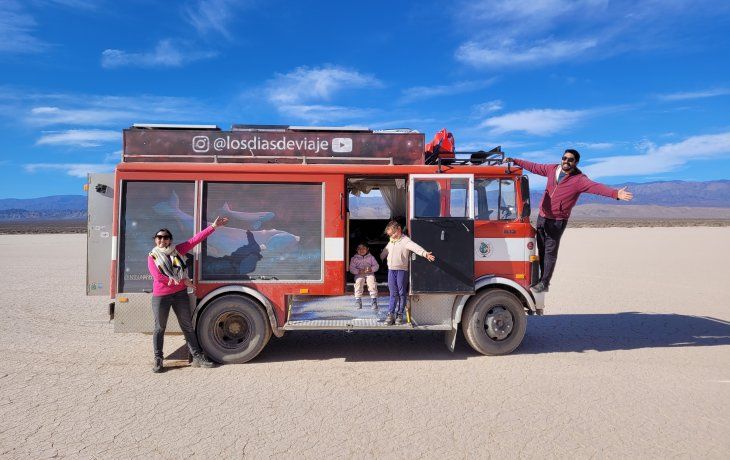aventurarse a lo desconocido y vivir viajando arriba de un camion de bomberos