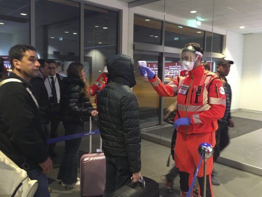 Control del estado de salud de pasajeros en un aeropuerto de Italia.
