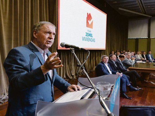 Beneficiarios. Un amplio espectro de familias podrá acceder a la casa propia, destacó ayer Schiaretti en el lanzamiento del plan.