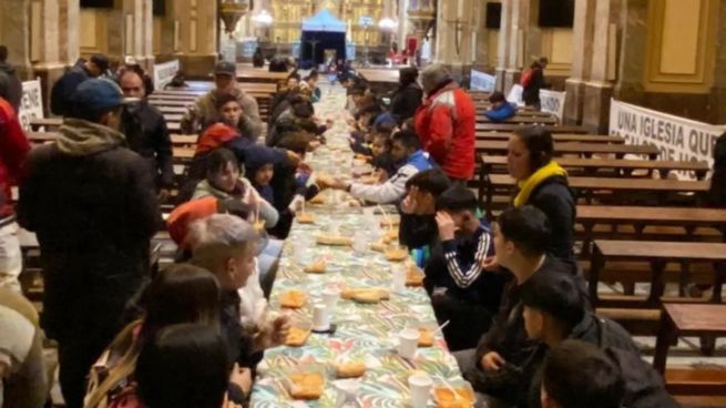 La Catedral ofreció un plato de comida a personas en situación de calle.