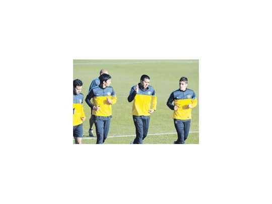 Riquelme en la práctica de ayer, rodeado de juveniles; el volante elogió a Carlos Bianchi, de quien dijo: “Me enseñó a saber lo que es ganar y a salir campeón”.