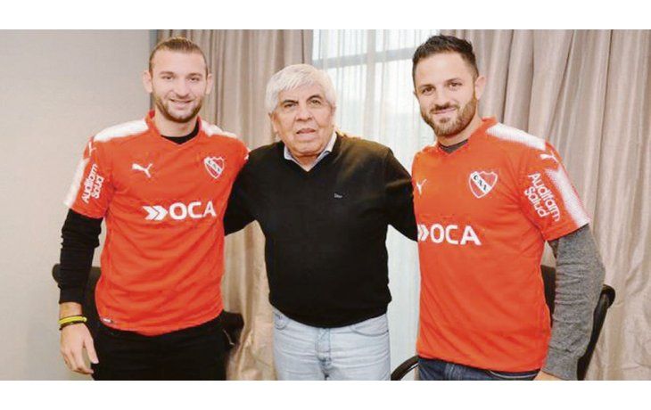 dos nuevos. El uruguayo Silva y Juan Manuel Martínez posan junto al presidente de Independiente, Hugo Moyano, tras firmar sus contratos.