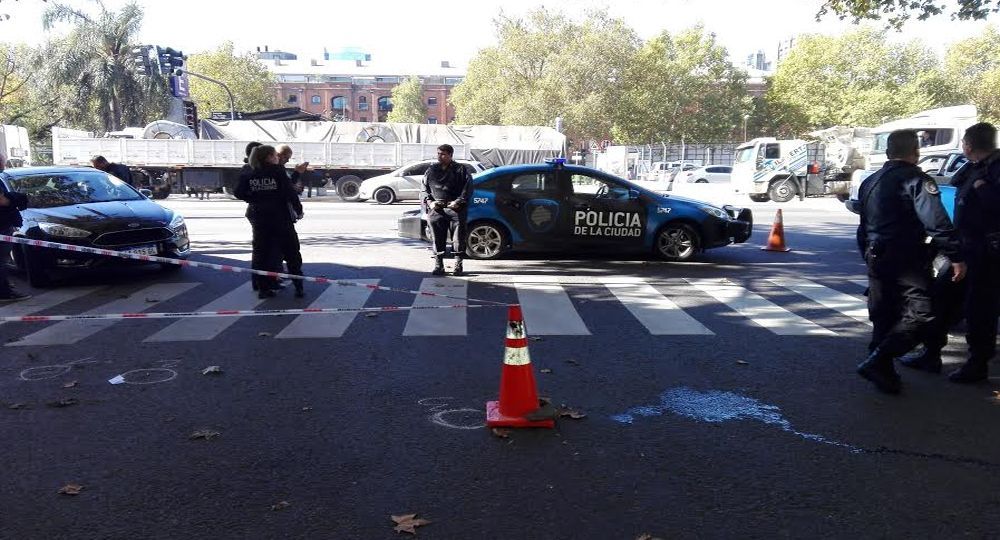 Violento asalto de motochorros a empresario en Puerto Madero (foto 1)