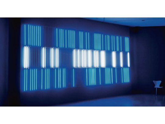 Avello. Las banderas luminosas, un símbolo de su obra.