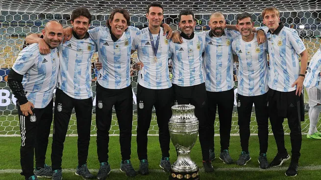 El cuerpo técnico de la Selección argentina. Matías Manna a la derecha.