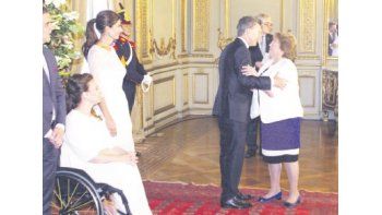 Las damas, de blanco: Mauricio Macri saludó a la mandataria de Chile, Michelle Bachelet, junto con la vicepresidenta, Gabriela Michetti, y la primera dama, Juliana Awada, que parecieron concertar sus atuendos.