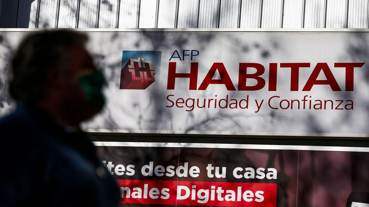 What do the candidates in Chile propose to change three decades of neoliberalism?