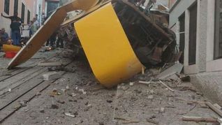La impresionante imagen del vagón del funicular de Lisboa destrozado luego de impactar contra un edificio.