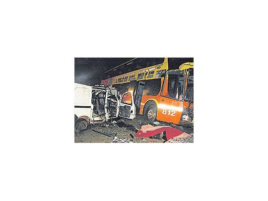 Ayer, en la Ruta 14, a la altura de la localidad correntina de Curuzú Cuatiá, una camionetagolpeó la parte trasera de un ómnibus de larga distancia y como consecuenciade ello fallecieron 8 de los 9 ocupantes del primer vehículo.