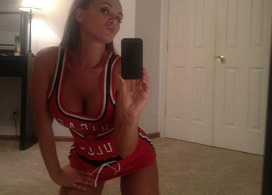 Brooke Knight posó muy provocativa para levantar a la hinchada de Chicago Bulls.