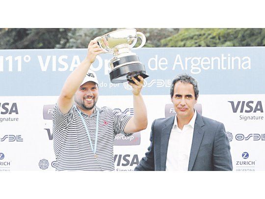 Campeón. El estadounidense Kevin Bulle levanta el trofeo tras volver a ganar el Abierto de la República Argentina, que se jugó en el Olivos Golf Club.
