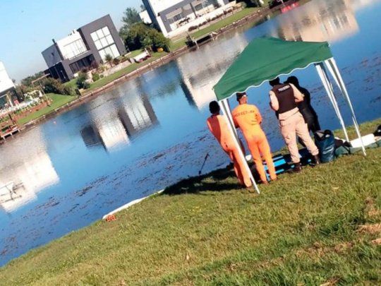 Un joven cayó a un lago artificial 