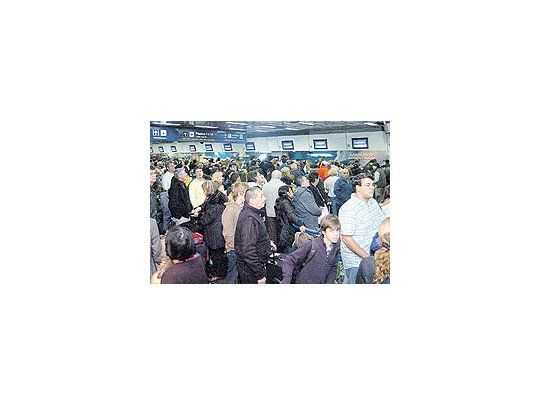 Ayer hubo nuevamentedemoras en variosvuelos de Aerolíneas.Otros fueronreprogramados y lospasajeros esperaroncomo pudieron.