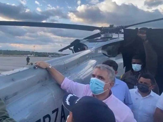 El presidente de Colombia, Iván Duque, evalúa los daños en el helicóptero atacado.