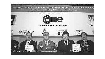El titular de CAME, Osvaldo Cornide, junto con representantes del sector comercial