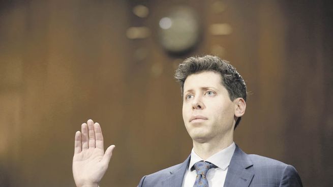 EN LA MIRA. Sam Altman, CEO de la empresa OpenAI, líder en inteligencia artificial, ayer al iniciar su testimonio ante una comisión del senado estadounidense.