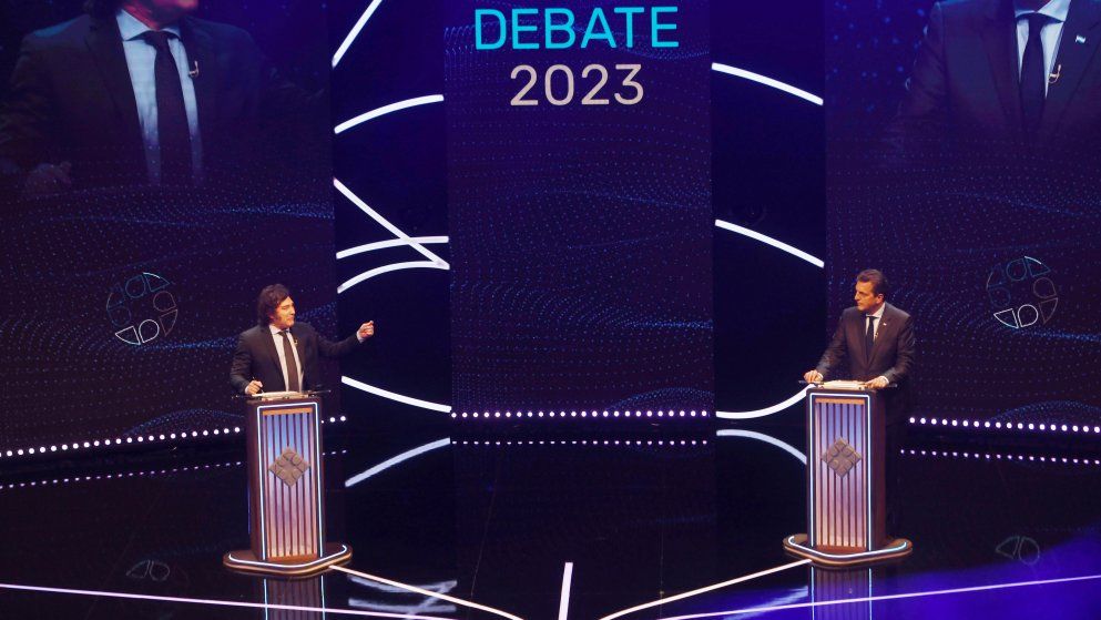 Sergio Massa y Javier Milei, frente a frente en el último debate.