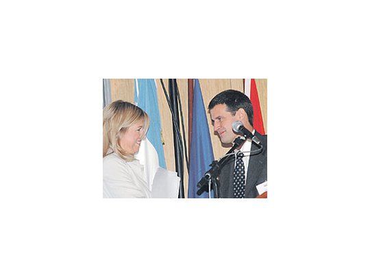 La princesa Máxima y Prat-Gay, ayer, en el seminario en elque abordaron la contribución que puede hacer el microcréditoa la lucha contra la pobreza.