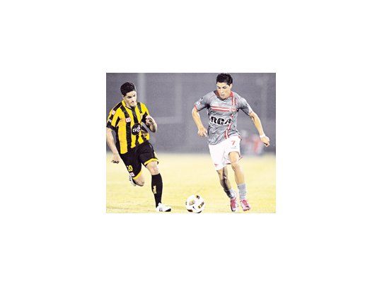 Enzo Pérez lucha con Julio Aguilar. Estudiantes mejoró mucho en el segundo tiempo y, en una ráfaga futbolística, consiguió el triunfo.