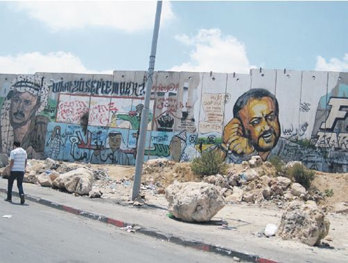 Tras pasar el retén militar que separa a Jerusalén de los territorios palestinos en Cisjordania, se pueden observar murales que glorifican a Yaser Arafat y a un popular dirigente de Al Fatah preso en Israel, Maruán Barguti. Según muchos, el único que podría impedir el ascenso final de Hamás al poder.