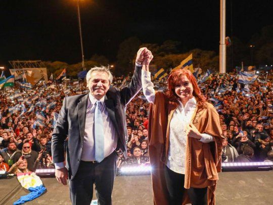 Alberto Ferández cerró el acto junto a gobernadores y Cristina Fernández de Kirchner desde el monumento a la Bandera en Rosario. 