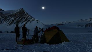 Eclipse solar oscureció el día eterno del verano austral en Antártida