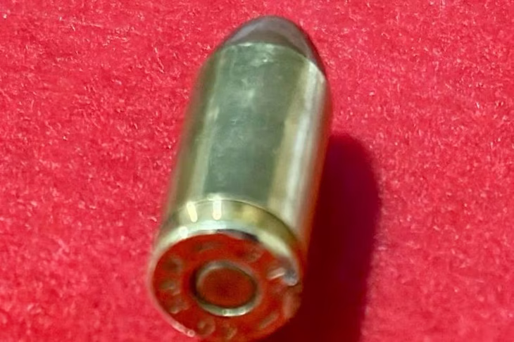 La bala encontrada en el edificio de Mayra Mendoza. La bala encontrada en el edificio de Mayra Mendoza.